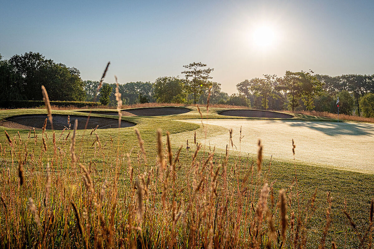 Golfanlage Golf Gut Glinde bei Hamburg Golfplatz Gut Glinde bei Hamburg mit gepflegten Fairways und Greenkeeping im Einsatz 👉 Alternativ, wenn kein Greenkeeper sichtbar ist: Golfanlage Golf Gut Glinde bei Hamburg mit gepflegtem Platz und Fairway